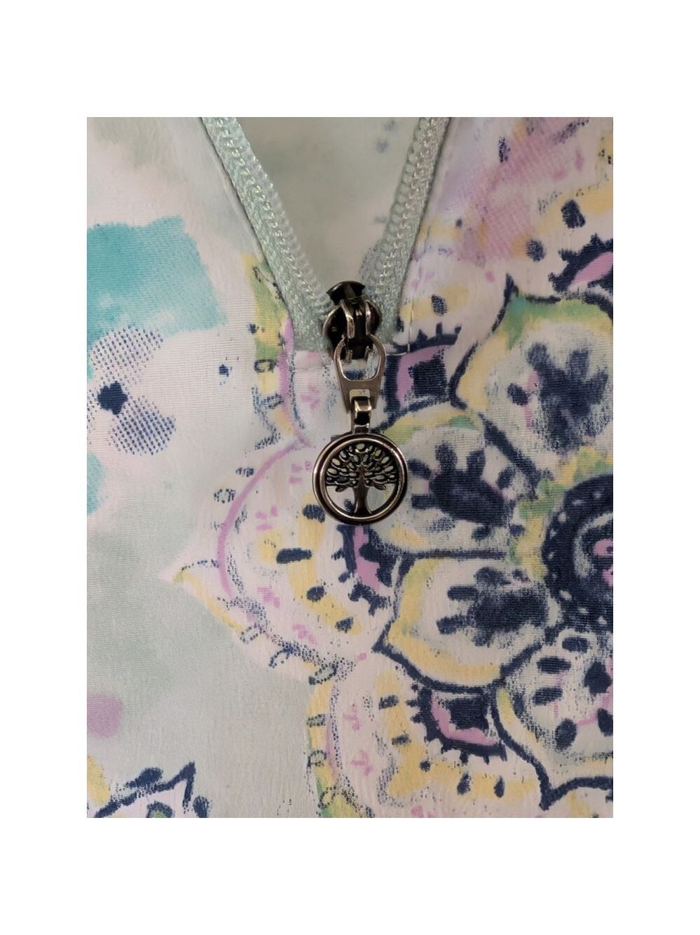 Healing Hands Ivy Watercolor Medallion Print Scrubs Top Size S Two Way Stretch - Picture 11 of 11